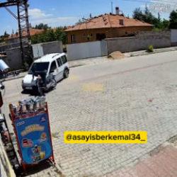 Feci kaza kamerada! &Ccedil;arpışmanın etkisiyle marketin i&ccedil;ine kadar s&uuml;r&uuml;klendi