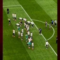 Son dakika gol&uuml;yle elenen Japon futbolcular taraftarların &ouml;n&uuml;nde eğilerek &ouml;z&uuml;r diledi