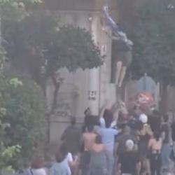 Alevlerden ka&ccedil;an yaşlı kadını mahalleli havada yakaladı!