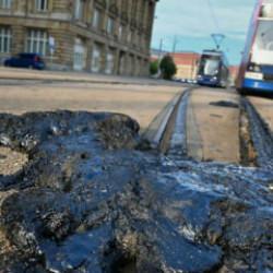 Almanya&rsquo;da tramvay hatlarındaki derz dolguları sıcaktan eridi