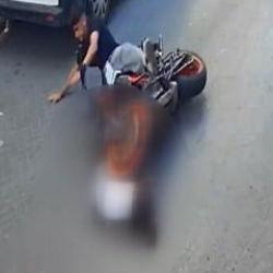 Beyoğlu'nda feci kaza! 4 yaşındaki Şevval&rsquo;e motosiklet &ccedil;arptığı anlar kamerada