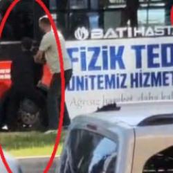 Diyarbakır'da motokuryeden minib&uuml;se kasklı saldırı kamerada