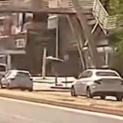 Diyarbakır'da y&uuml;rekleri ağza getiren kaza! &Uuml;st ge&ccedil;itten d&uuml;şt&uuml;