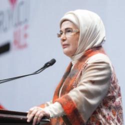 Emine Erdoğan'dan koruyucu ailelere teşekk&uuml;r: İnsanlığa ışık tutuyorsunuz
