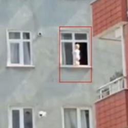 Esenler'de pencereye &ccedil;ıkan bebek y&uuml;rekleri ağza getirdi
