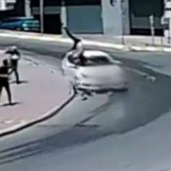 Esenyurt'ta, ters y&ouml;nde giden scooter s&uuml;r&uuml;c&uuml;s&uuml;ne araba &ccedil;arptı