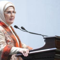 "Hi&ccedil;bir &ccedil;ocuk sevgisiz kalmasın!" Emine Erdoğan'dan koruyucu aile seferberliği &ccedil;ağrısı