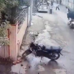 Hindistan'da dehşet anları: Kontrolden &ccedil;ıkan boğa motosikletli kadını bi&ccedil;ti
