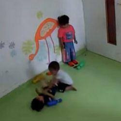 Hindistan'da kreşte kan donduran ihmal: 23 aylık bebek yarım saat boyunca dehşet sa&ccedil;tı!