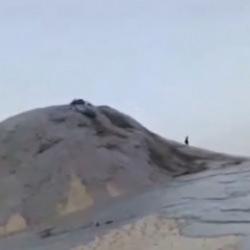 İran'da lav yerine &ccedil;amur p&uuml;sk&uuml;rten volkan harekete ge&ccedil;ti