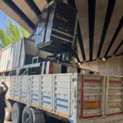 İş makinesi y&uuml;kl&uuml; tır, k&ouml;pr&uuml;de sıkıştı, ulaşım aksadı