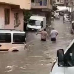 İstanbul kuvvetli yağış: Caddeler su i&ccedil;inde kaldı, trafik durdu! 