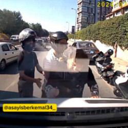 İstanbul'da trafik ter&ouml;r&uuml;: Motorcu s&uuml;r&uuml;c&uuml;n&uuml;n &uuml;zerine y&uuml;r&uuml;y&uuml;p araca saldırdı!