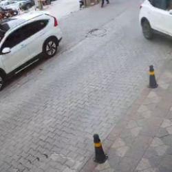 Kontrolden &ccedil;ıkan otomobil iş yerine daldı, facianın eşiğinden d&ouml;n&uuml;ld&uuml;