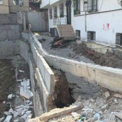 K&uuml;&ccedil;&uuml;k&ccedil;ekmece'de 5 katlı binanın giriş katı &ccedil;&ouml;kt&uuml;! 29 kişi tahliye edildi