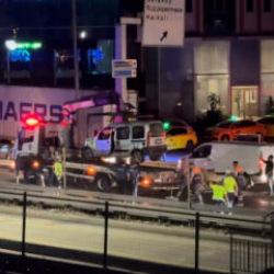 K&uuml;&ccedil;&uuml;k&ccedil;ekmece'de makas faciası: 2 kişi yaralandı