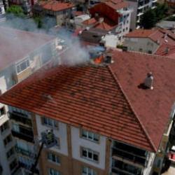 K&uuml;tahya'da binanın &ccedil;atısına yıldırım d&uuml;şt&uuml;, yangın &ccedil;ıktı
