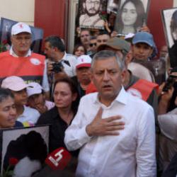 Madımak anmasında &Ouml;zg&uuml;r &Ouml;zel'e tepki: Neyin peşindesiniz?