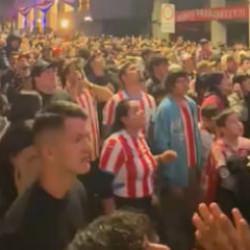 Paraguay halkı sokaklara d&ouml;k&uuml;ld&uuml;! Tarihi zafer sonrası &ccedil;ılgına d&ouml;nd&uuml;ler
