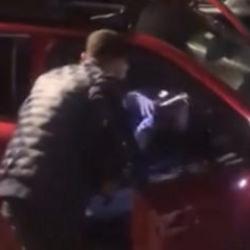 Polis bariyerini ezip ka&ccedil;maya &ccedil;alıştı: Korku dolu anlar saniye saniye kaydedildi