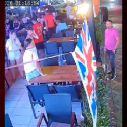 &Ccedil;ocuklarını b&ouml;yle yere savurdu! Marmaris'te alkoll&uuml; turistin yaşattığı kabus kamerada