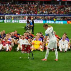 Galibiyeti b&ouml;yle kutladılar! T&uuml;m stadyum futbolcuları izledi