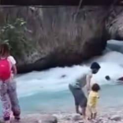 Saklıkent'te can pazarı: Suya d&uuml;şen anne ve &ccedil;ocuğu son anda kurtarıldı