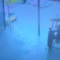 Tamirhanede el freni &ccedil;ekilmeyen trakt&ouml;r yola &ccedil;ıktı; o anlar kamerada
