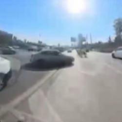 TEM'de feci kaza: Otomobil ile motosiklet b&ouml;yle &ccedil;arpıştı