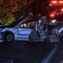 Tır arızalanan otomobile &ccedil;arptı: 1 &ccedil;ocuk &ouml;ld&uuml;, 3 kişi yaralandı