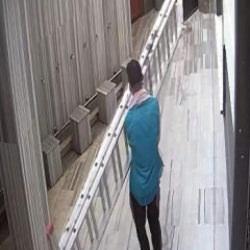 Tuvalet bahanesiyle girdiği restorandan cep telefonu, camiden seyyar merdiven &ccedil;aldı