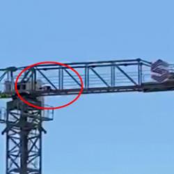 Vin&ccedil; operat&ouml;r&uuml; 40 metre y&uuml;kseklikte ezan okununca namaza durdu