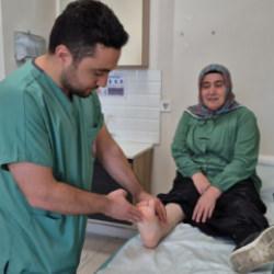 İlk ayakkabısını 51 yaşında giyebildi