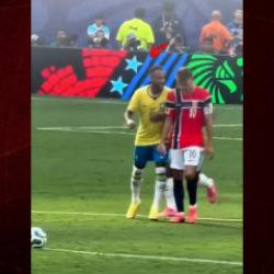 Neymar &ouml;nce omuz attı sonra &ouml;z&uuml;r diledi! 