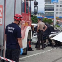 Giresun'da feci kaza: Park halindeki &ccedil;ekiciye &ccedil;arpan otomobildeki yolcu can verdi