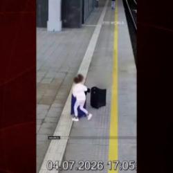 Trenin hareket etmesiyle peronda tek başına kalan k&uuml;&ccedil;&uuml;k kızın zor anları kamerada