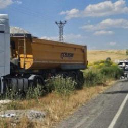 Bulanık'ta kamyonla kamyonet kafa kafaya &ccedil;arpıştı: 2 &ouml;l&uuml;, 2 yaralı