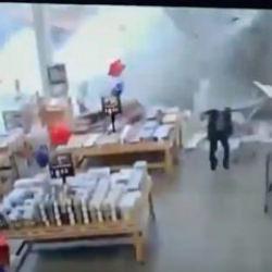 ABD'de şiddetli yağış market &ccedil;atısını &ccedil;&ouml;kertti