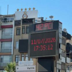 Adeta kavruldu, termometreler şehir merkezinde 42 dereceyi g&ouml;sterdi!