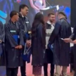 AK Parti S&ouml;zc&uuml;s&uuml; &Ccedil;elik'ten mezuniyet t&ouml;reninde ayet yazılı pankartın kapatılmasına tepki