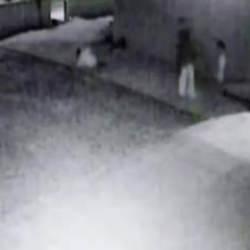 Alkol alıp cami avlusunda uygunsuz hareketler yapan &ccedil;ift kendilerini uyaran imamı d&ouml;vd&uuml;