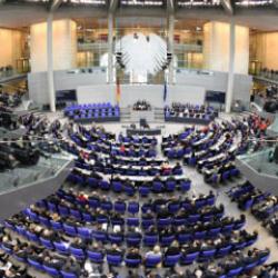 Almanya'da milletvekilleri 500 euro'luk zamdan vazge&ccedil;ti