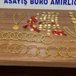 Kapının &ouml;n&uuml;nde servet buldu, polise teslim etti