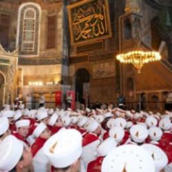 Ayasofya'da t&uuml;yleri diken diken eden an: 253 hafızdan hatim