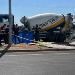 Beton mikserinin &ccedil;arptığı yaya &ouml;ld&uuml;