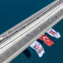 Boğaz'daki k&ouml;pr&uuml;lere 15 Temmuz dolayısıyla T&uuml;rk bayrağı asıldı