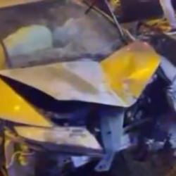 Bursa'da feci kaza: Ref&uuml;je &ccedil;arpıp takla atan otomobil kamerada