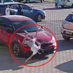 Bursa'da kontrols&uuml;z şekilde yola atlayan &ccedil;ocuğa otomobil &ccedil;arptı