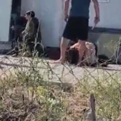 Cani koca eşini &ccedil;ocuklarını g&ouml;z&uuml; &ouml;n&uuml;nde bı&ccedil;akla yere yatırıp d&ouml;vd&uuml;