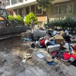 Cezaevinde olduğu i&ccedil;in 7 aydır kira &ouml;deyemedi, ev sahibi eşyaları sokağa attı